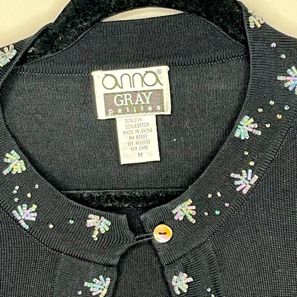 Anna Gray petites Black silk and cotton Cardigan with one button at the neck. - Picture 3 of 4